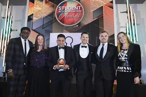 Tariq Akbar, Mark Parkinson & Bay Downing take the Operator of the Year prize fron Ines Perez-Pla of mi campus